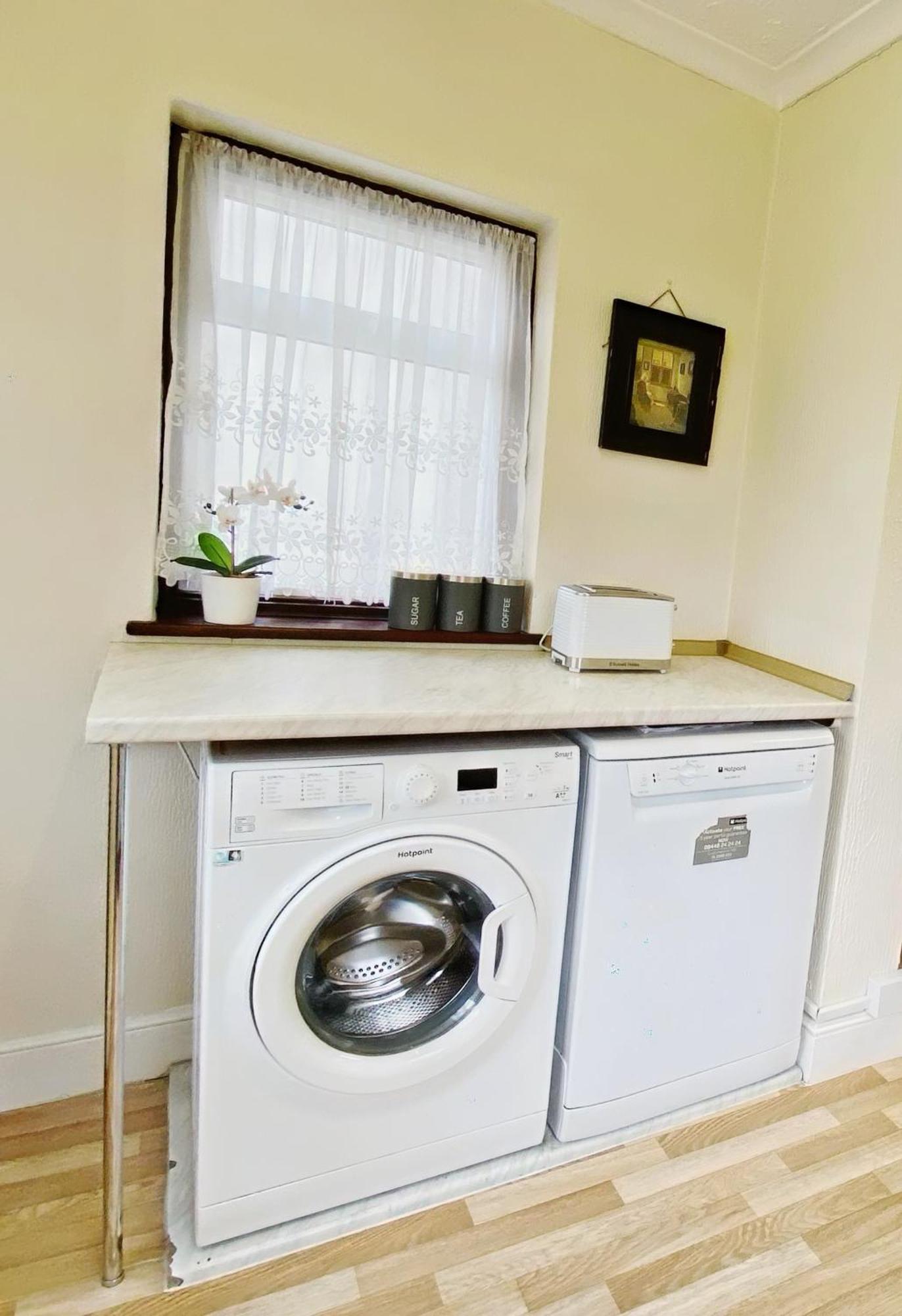 Barking London House Sleeps 12 - Parking - Train Tube - Airport Villa Exterior photo