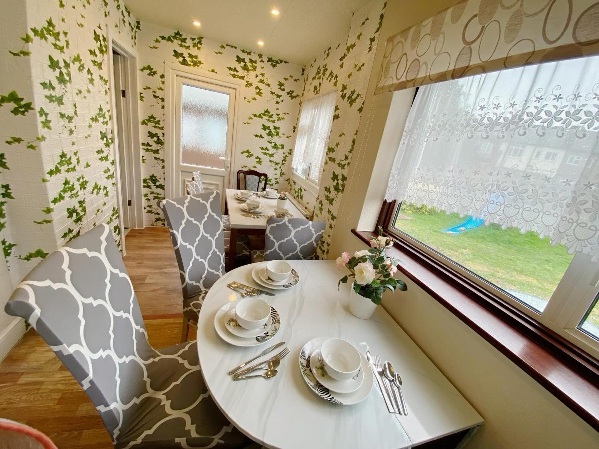 Barking London House Sleeps 12 - Parking - Train Tube - Airport Villa Exterior photo