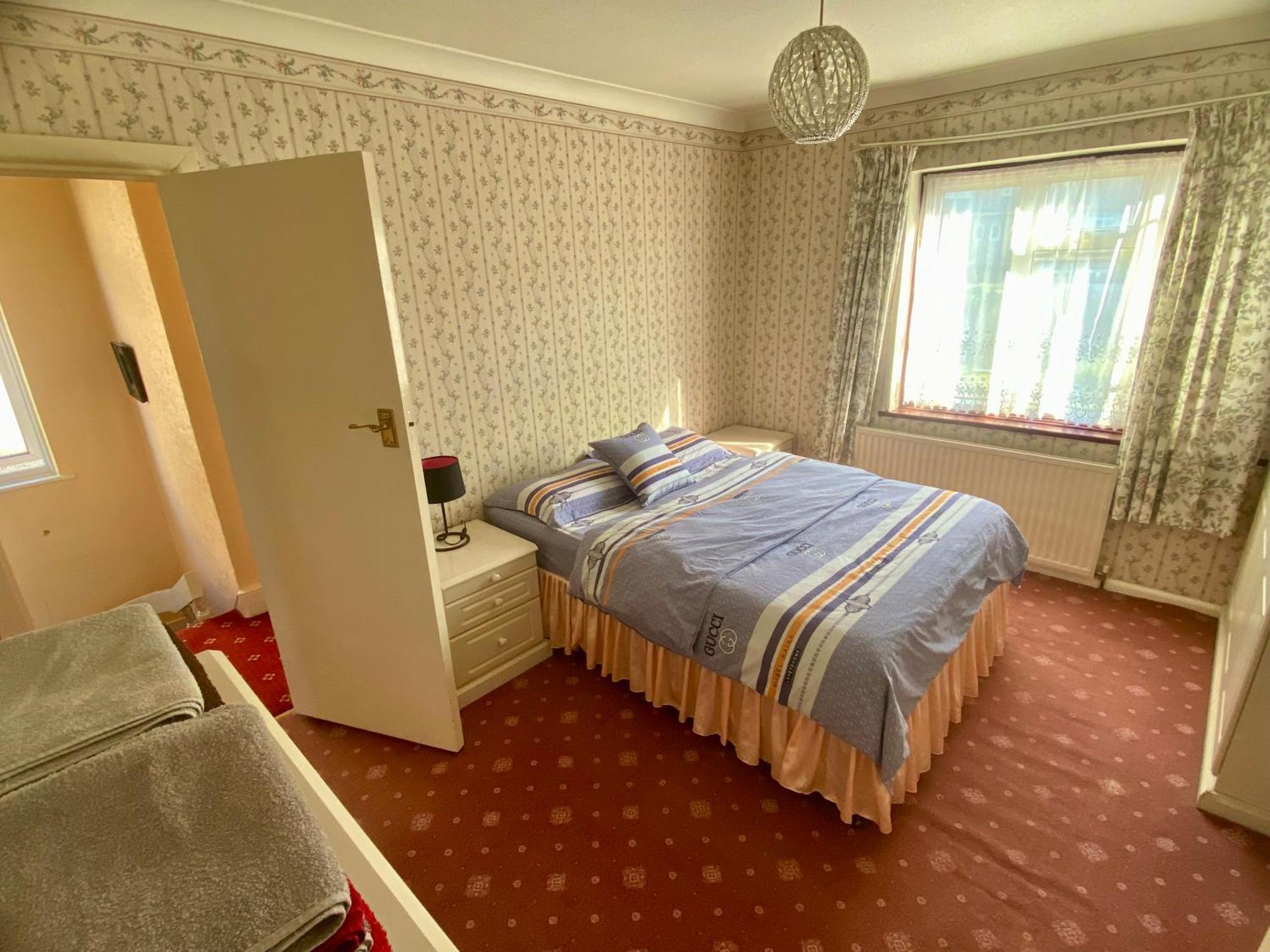 Barking London House Sleeps 12 - Parking - Train Tube - Airport Villa Exterior photo